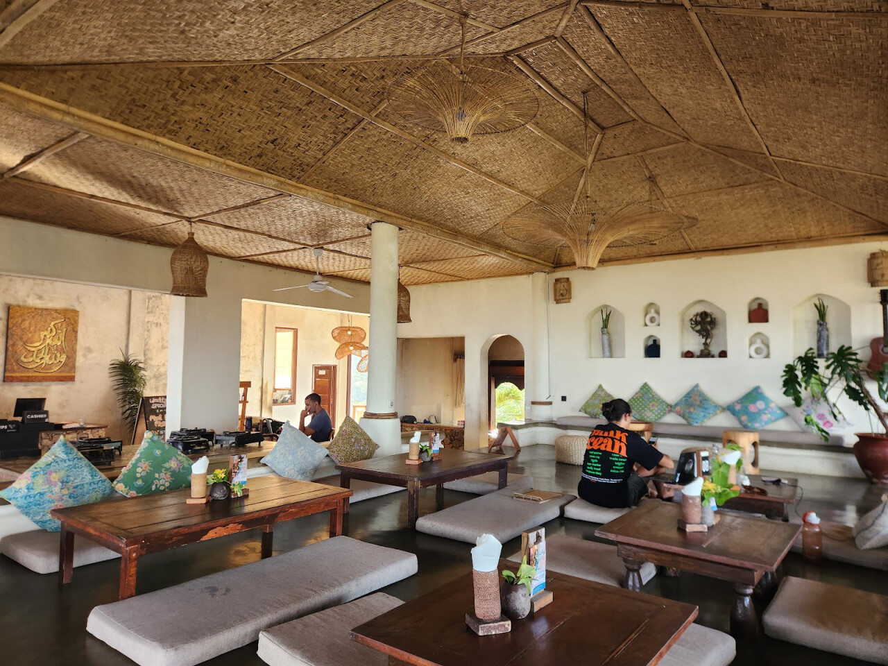 ASHTARI - Slow Food / Yoga / Loft