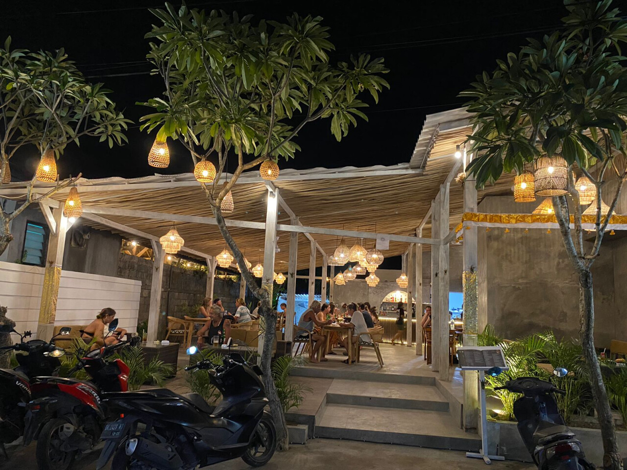Tiki bar & more