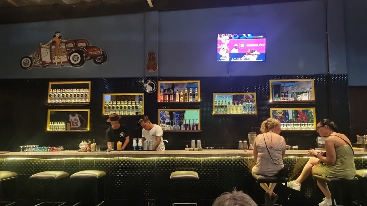 Decountry Live Music & Sport Bar Lembongan
