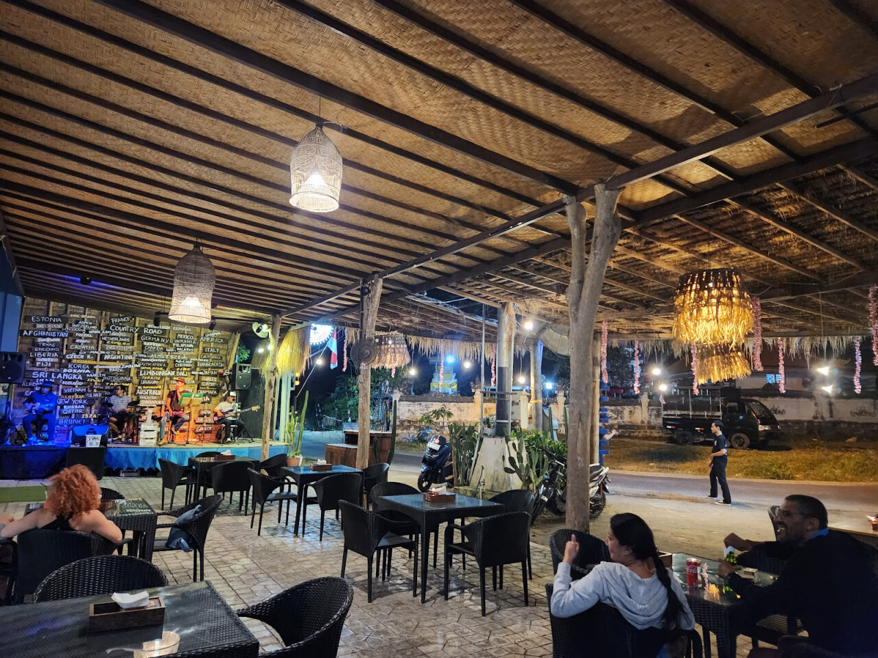 Decountry Live Music & Sport Bar Lembongan
