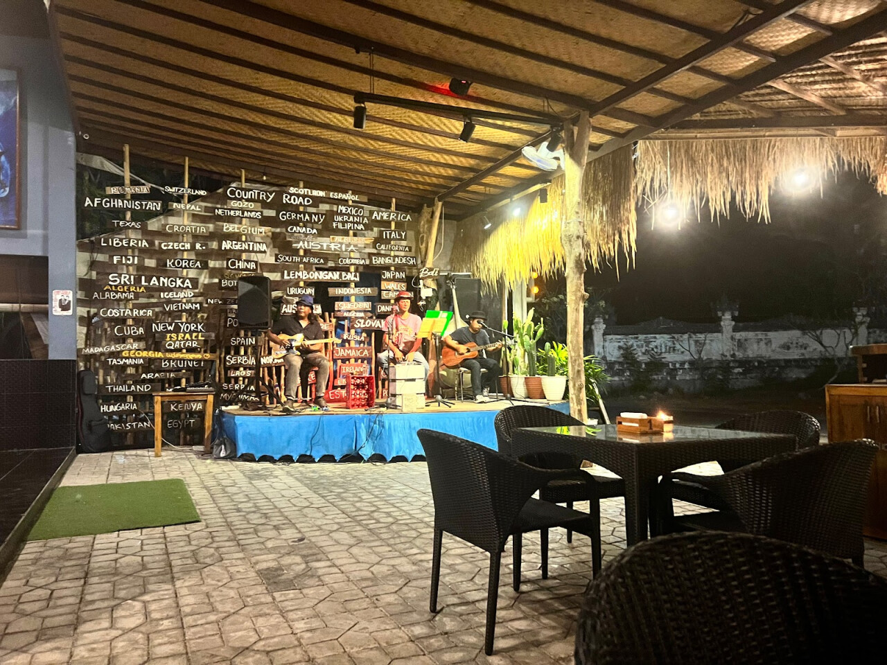 Decountry Live Music & Sport Bar Lembongan