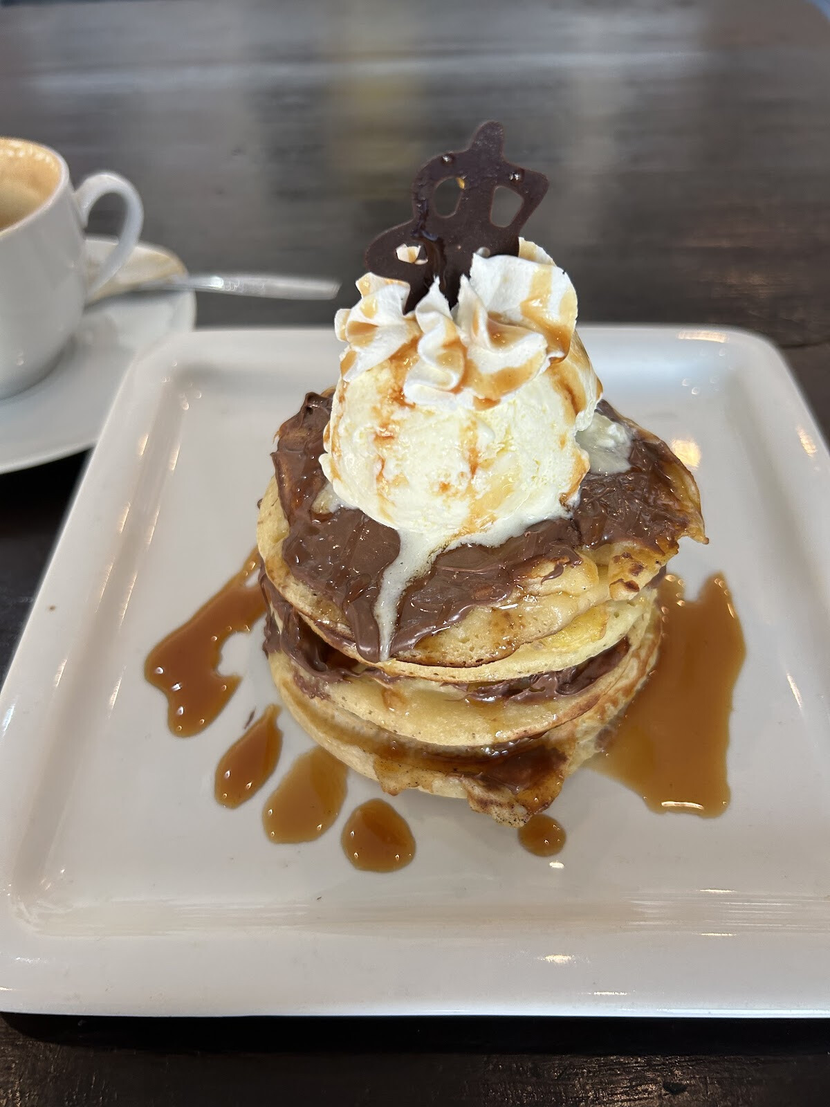 BLACK WHITE cafe bakery