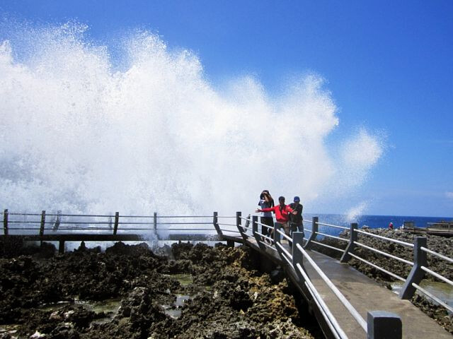 Фонтан в расщелине скалы (waterblow) в Нуса Дуа
