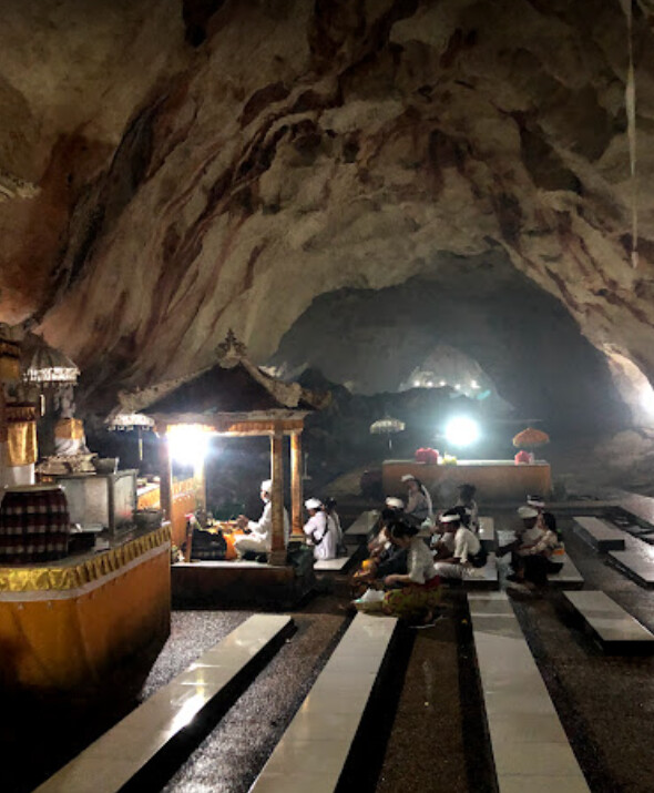 Храм в пещере Goa Giri Putri Temple