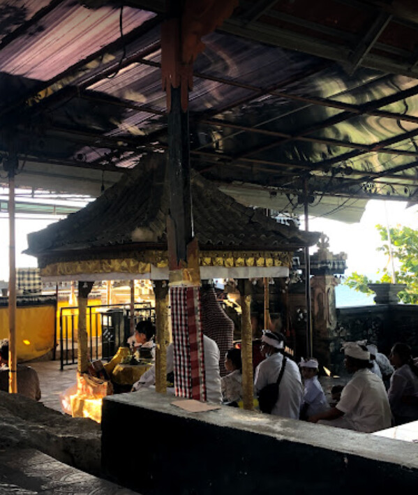 Храм в пещере Goa Giri Putri Temple