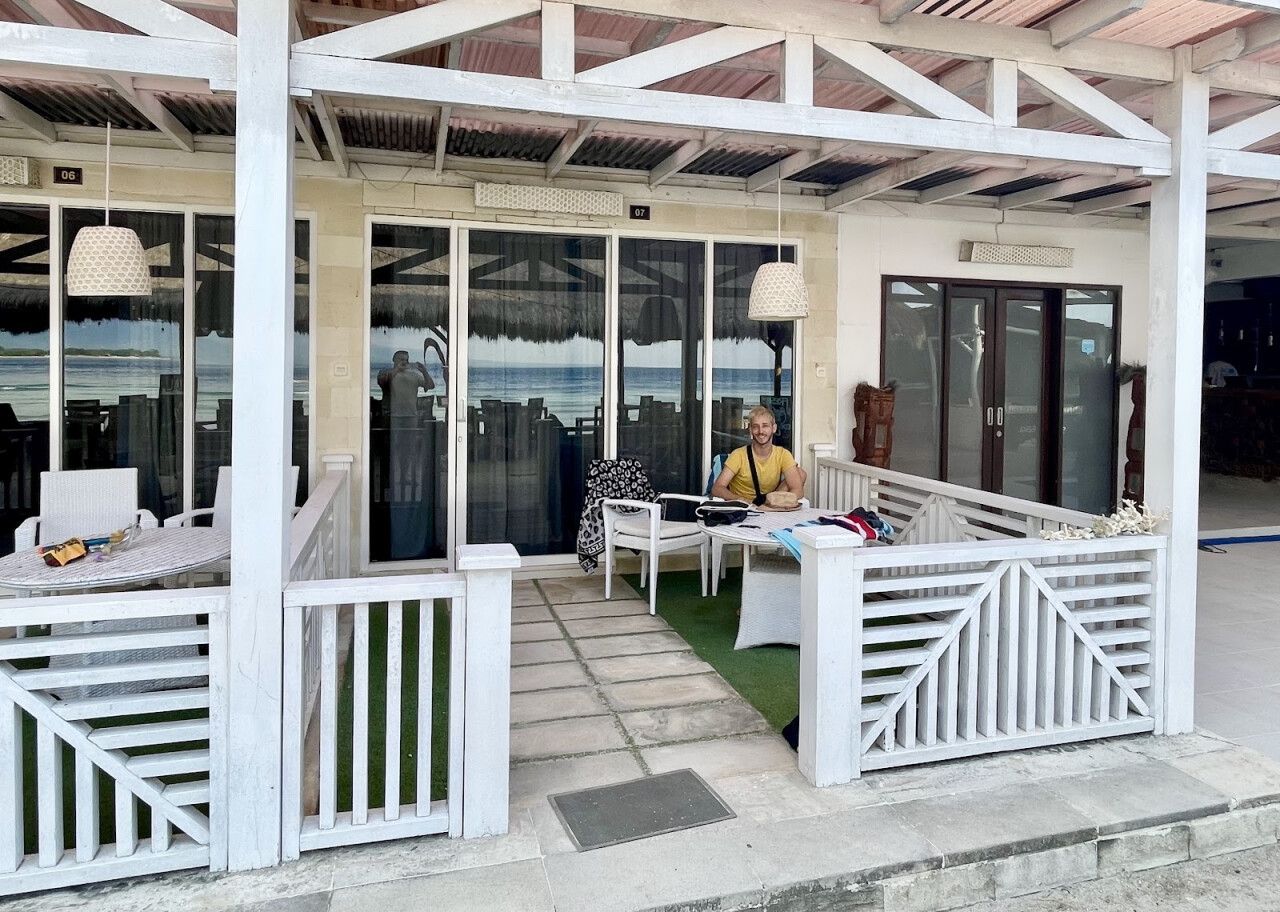 Mojo Beach Bar & Cafe