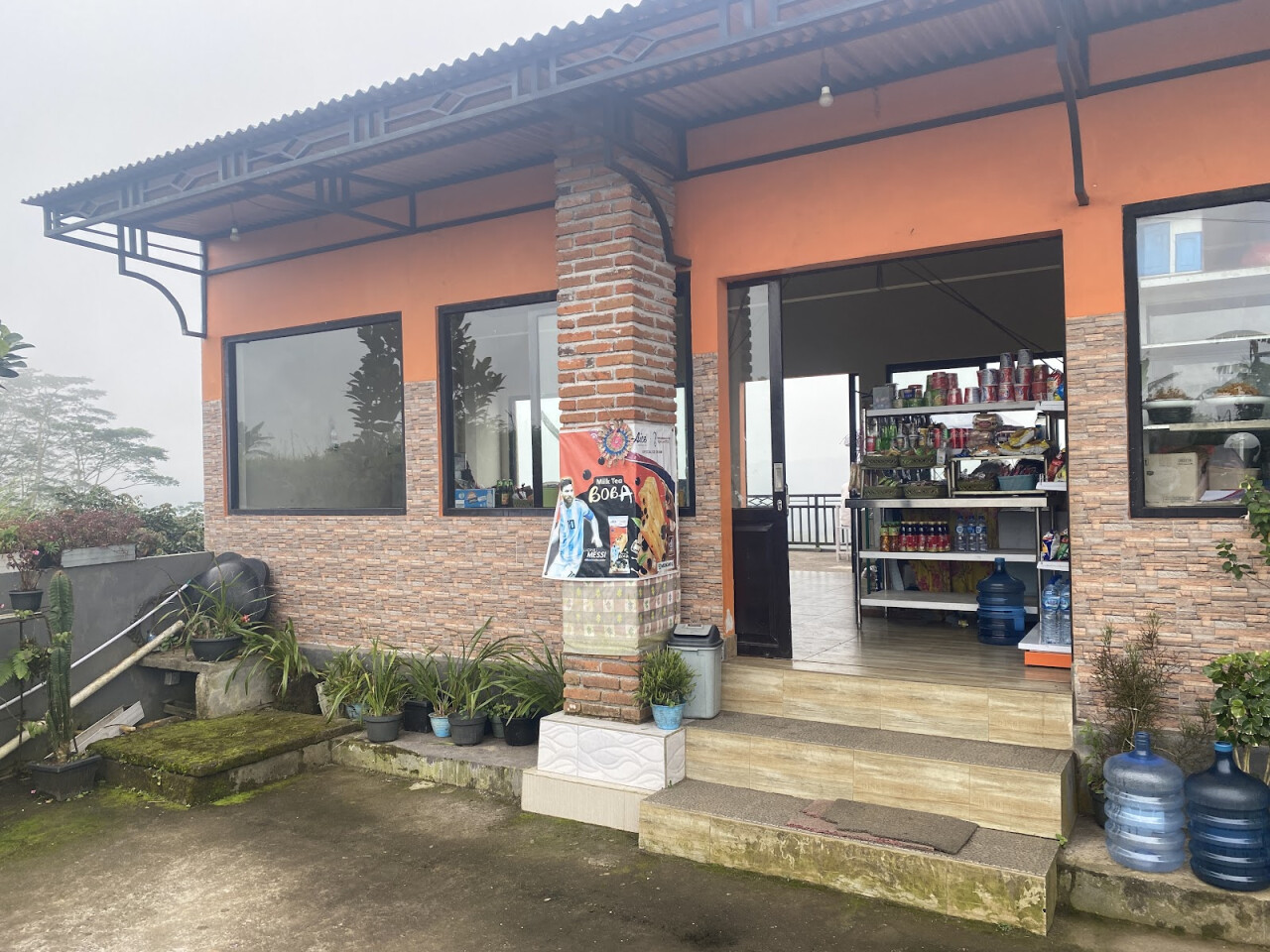 Bu iluh Restaurant with Lake View