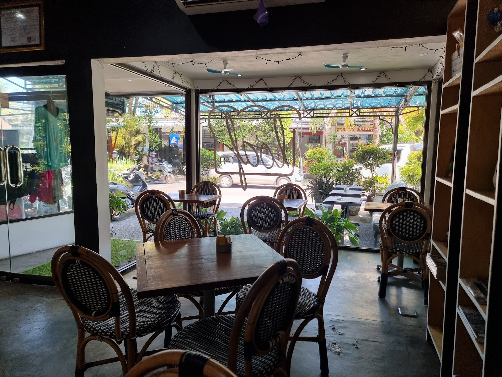 Loaf Candidasa Cafe