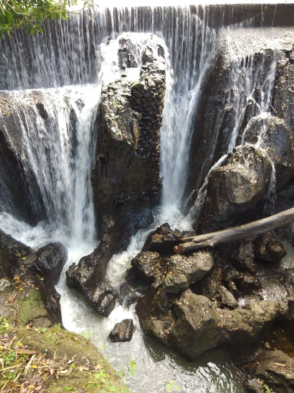 Водопад Bandung Waterfall