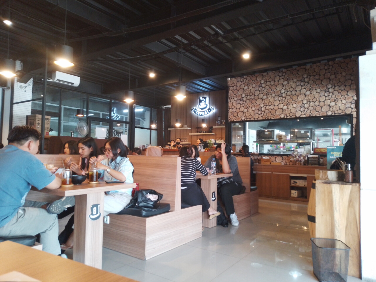 Top Hat Cafe & Resto