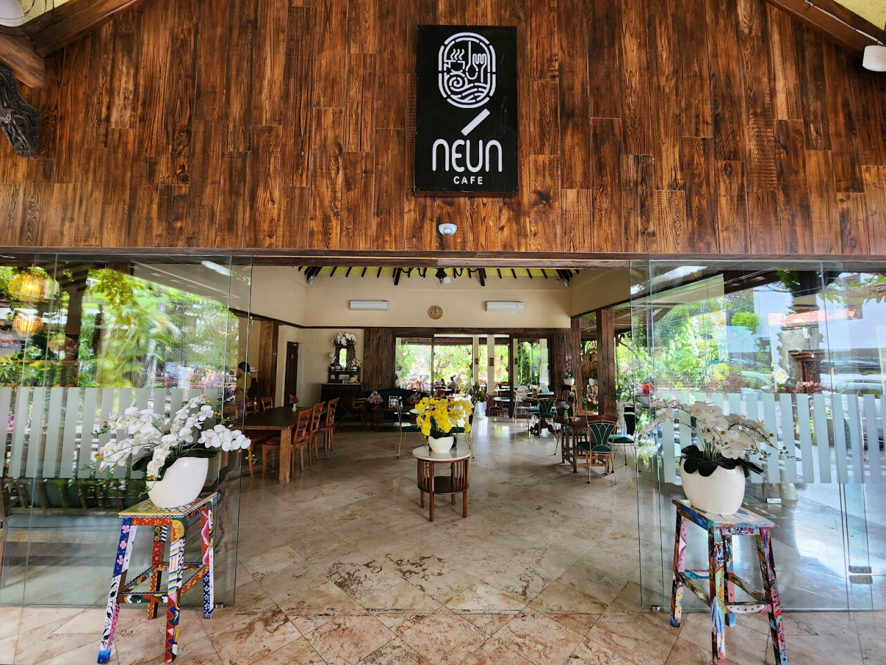 Neun cafe