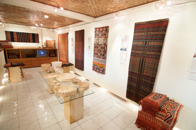 Галерея ткачества народов Индонезии "Нити жизни"(Threads Of Life Gallery)