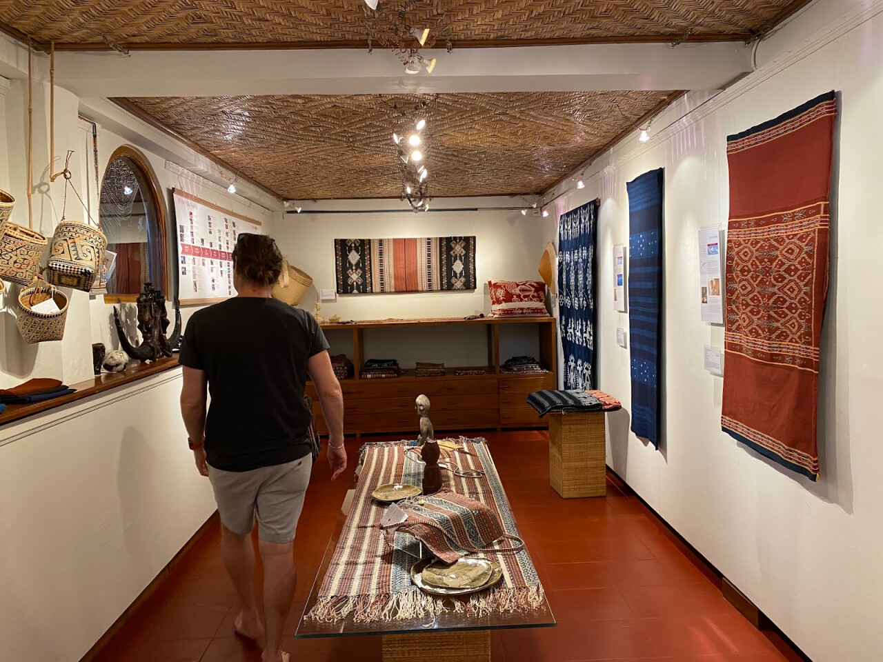 Галерея ткачества народов Индонезии "Нити жизни"(Threads Of Life Gallery)