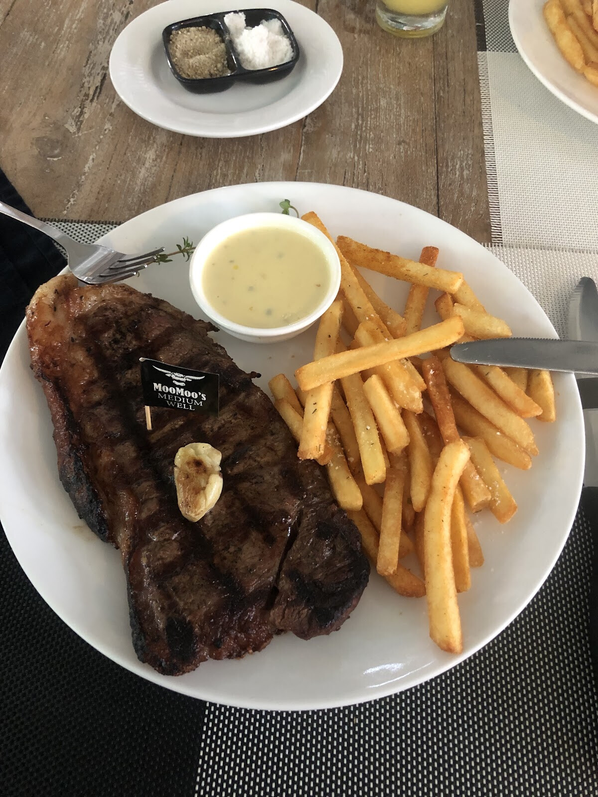 Moo Moo's Steakhouse Bar & Grill