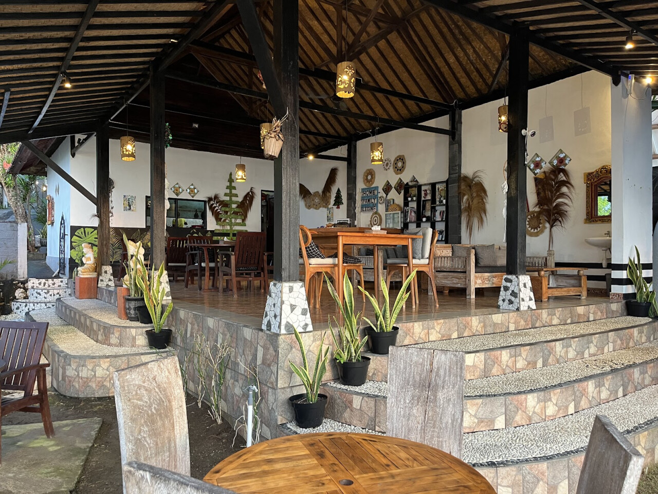 Twilight bar and resto