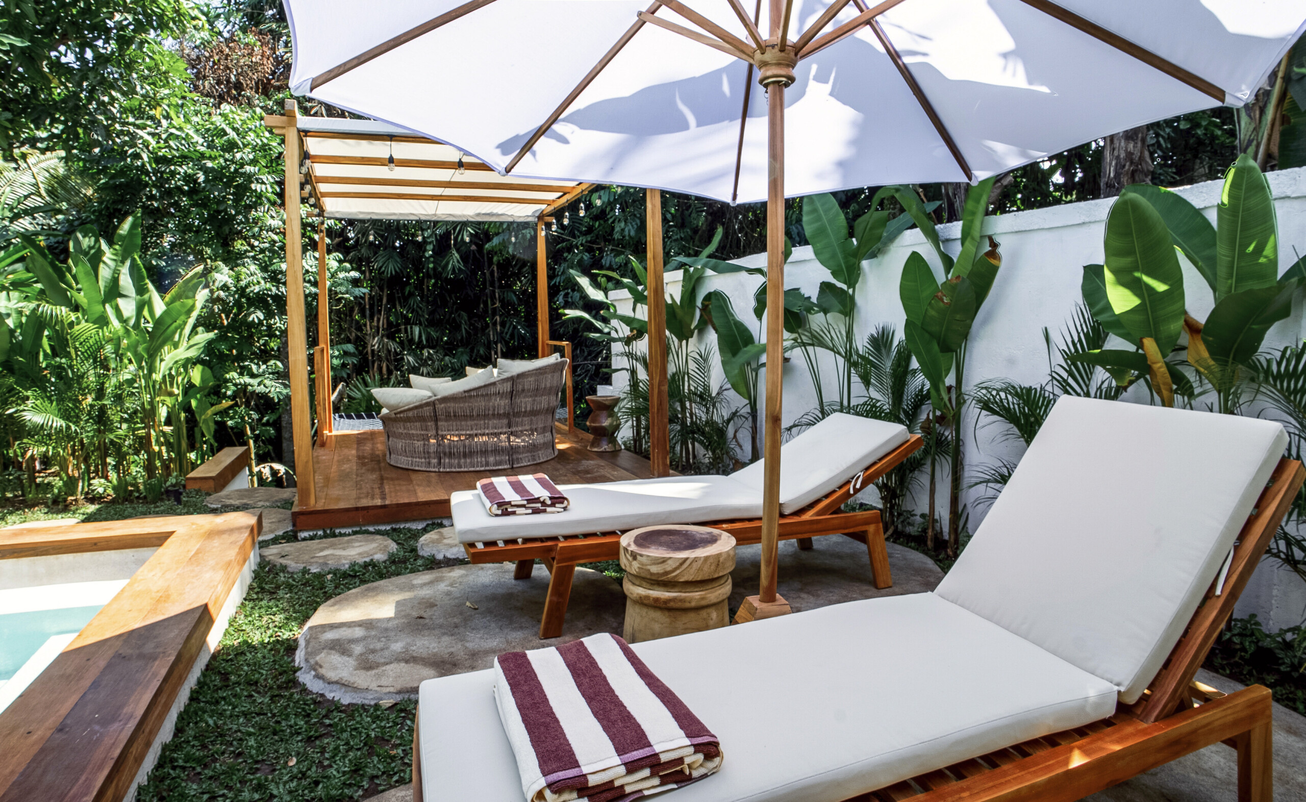 Вилла в десяти минутах от центра, с видом на джунгли. Убуд 2 спальни