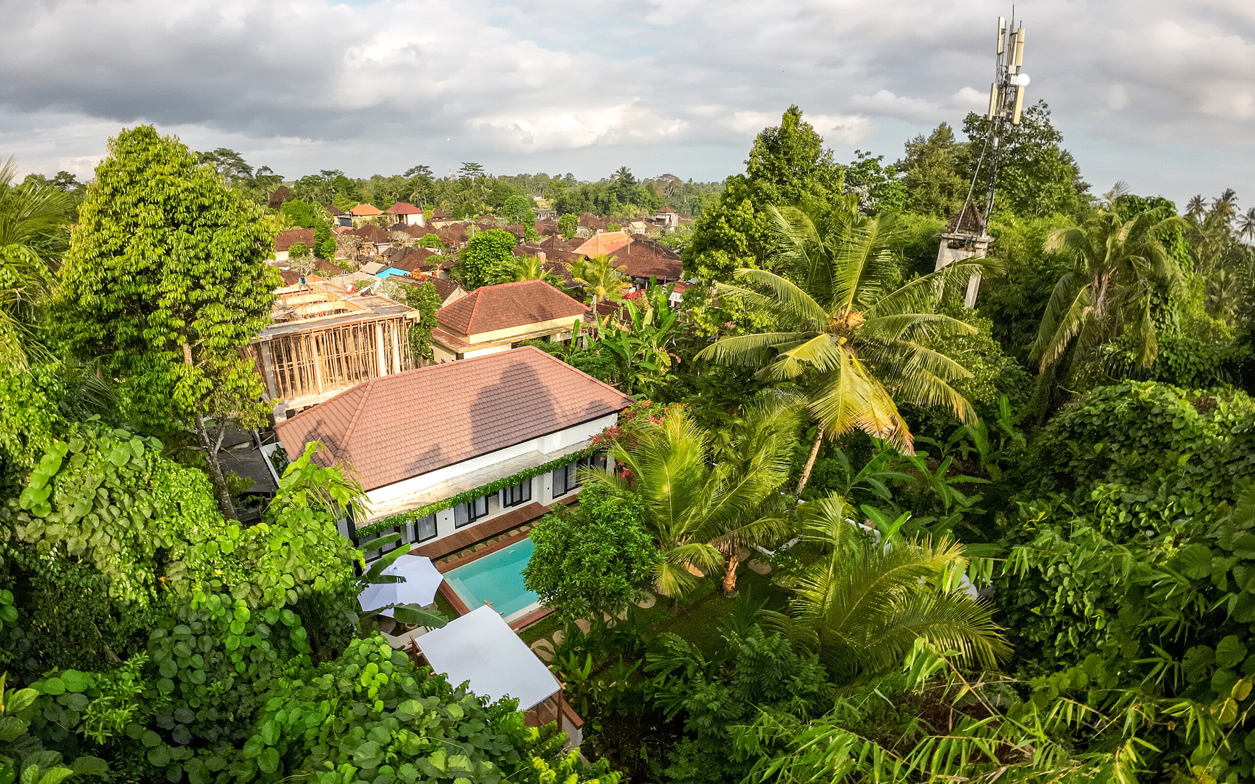 Вилла в десяти минутах от центра, с видом на джунгли. Убуд 2 спальни