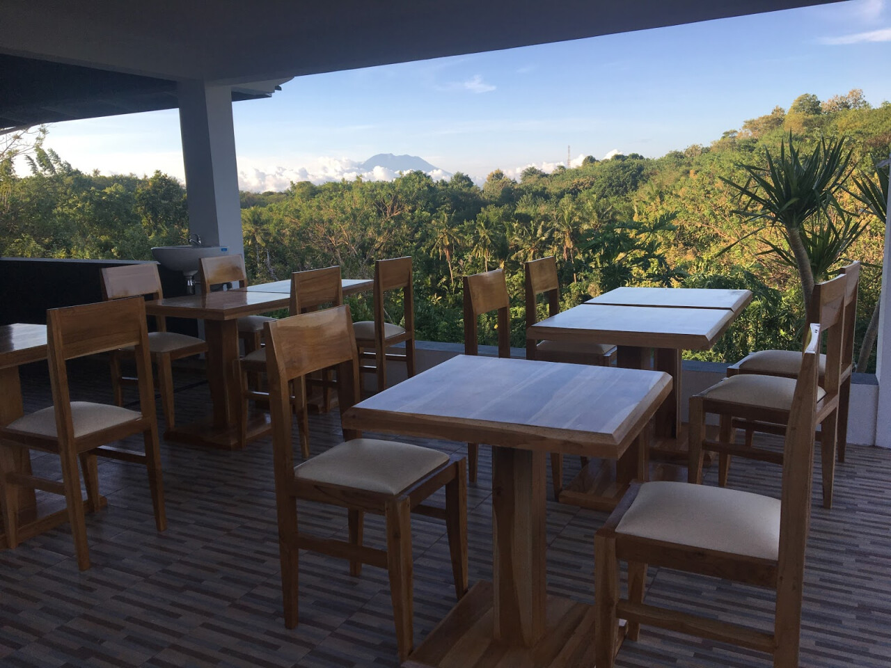 Sebuluh Resto&Bar