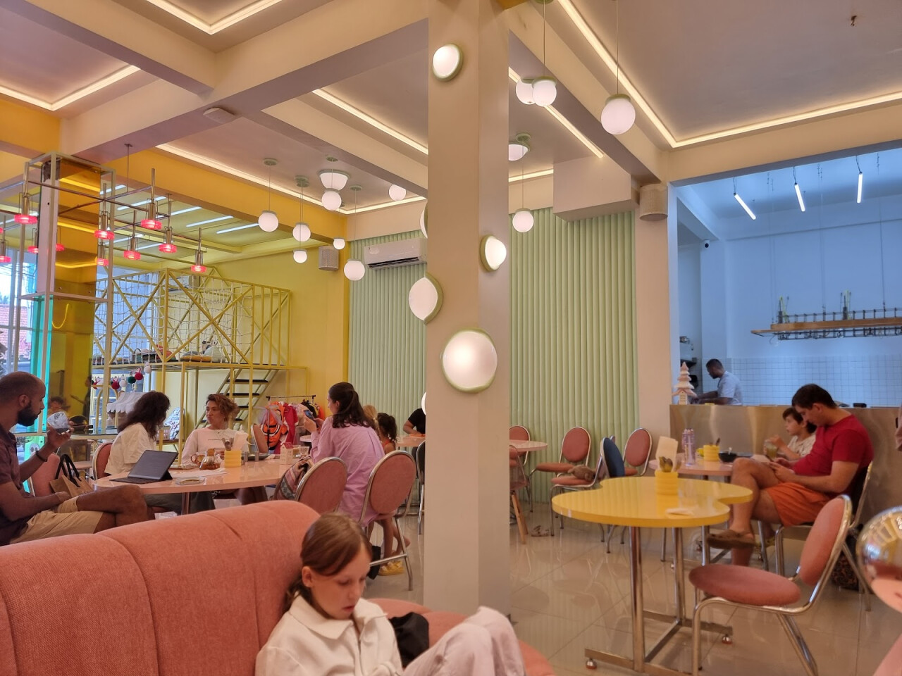 Cream soda family bistro