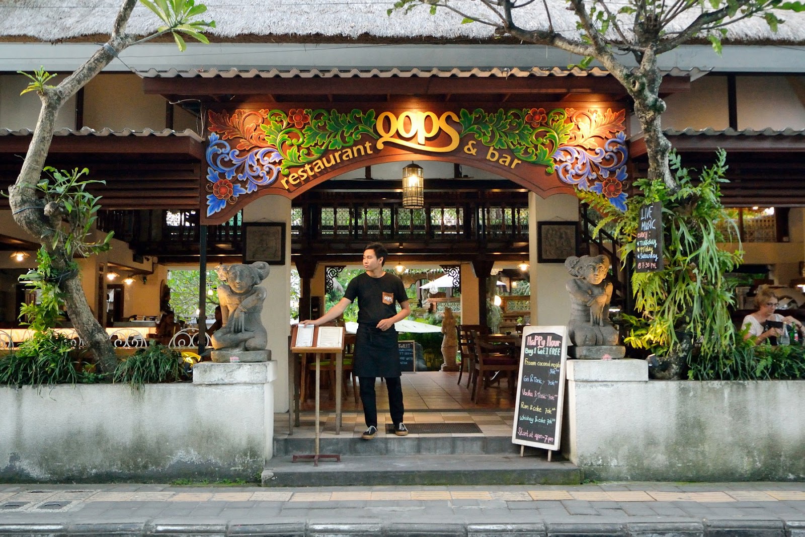 кафе Oops Restaurant and Bar 1
