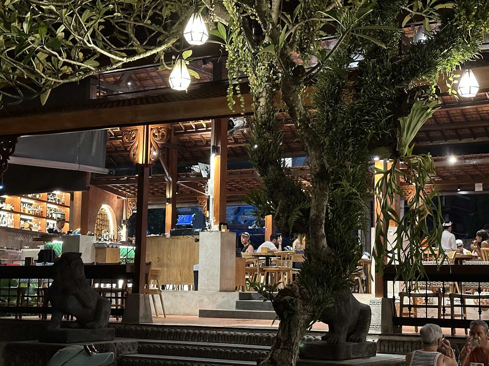 кафе Oops Restaurant and Bar 4