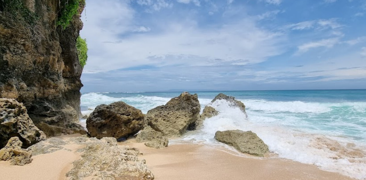 Пляж Pantai Sawangan