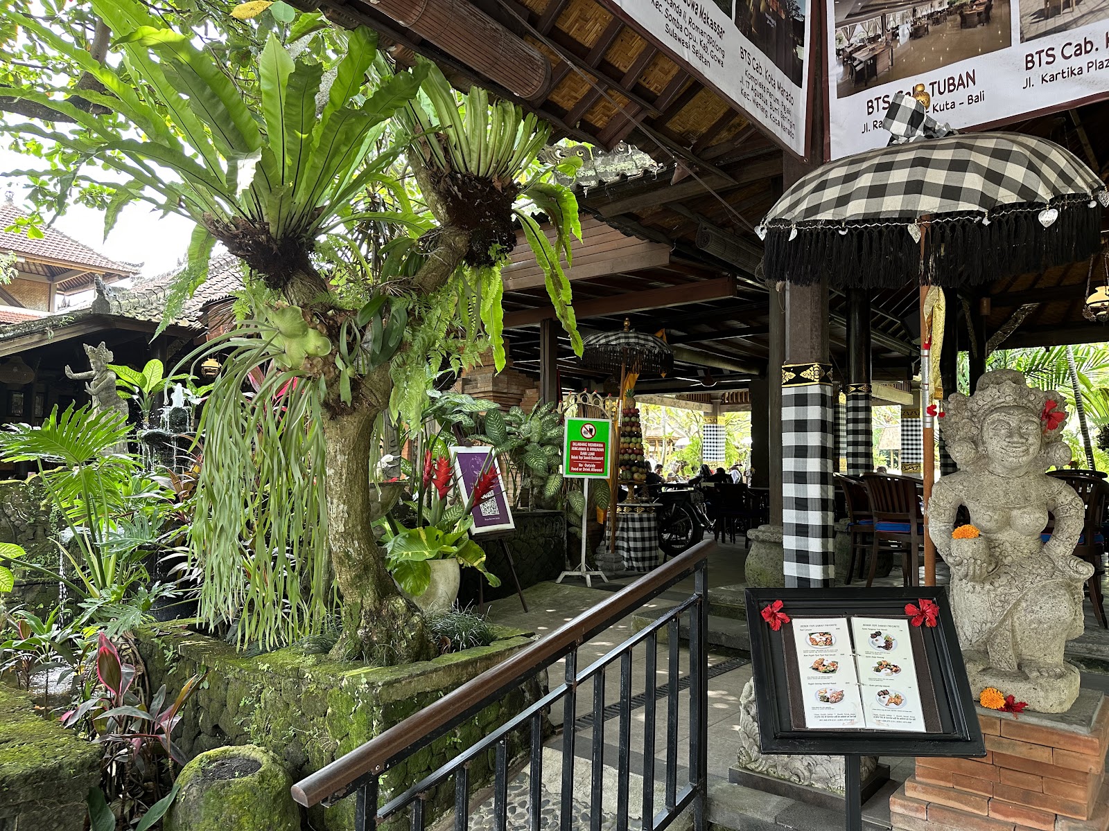 кафе Bebek Tepi Sawah