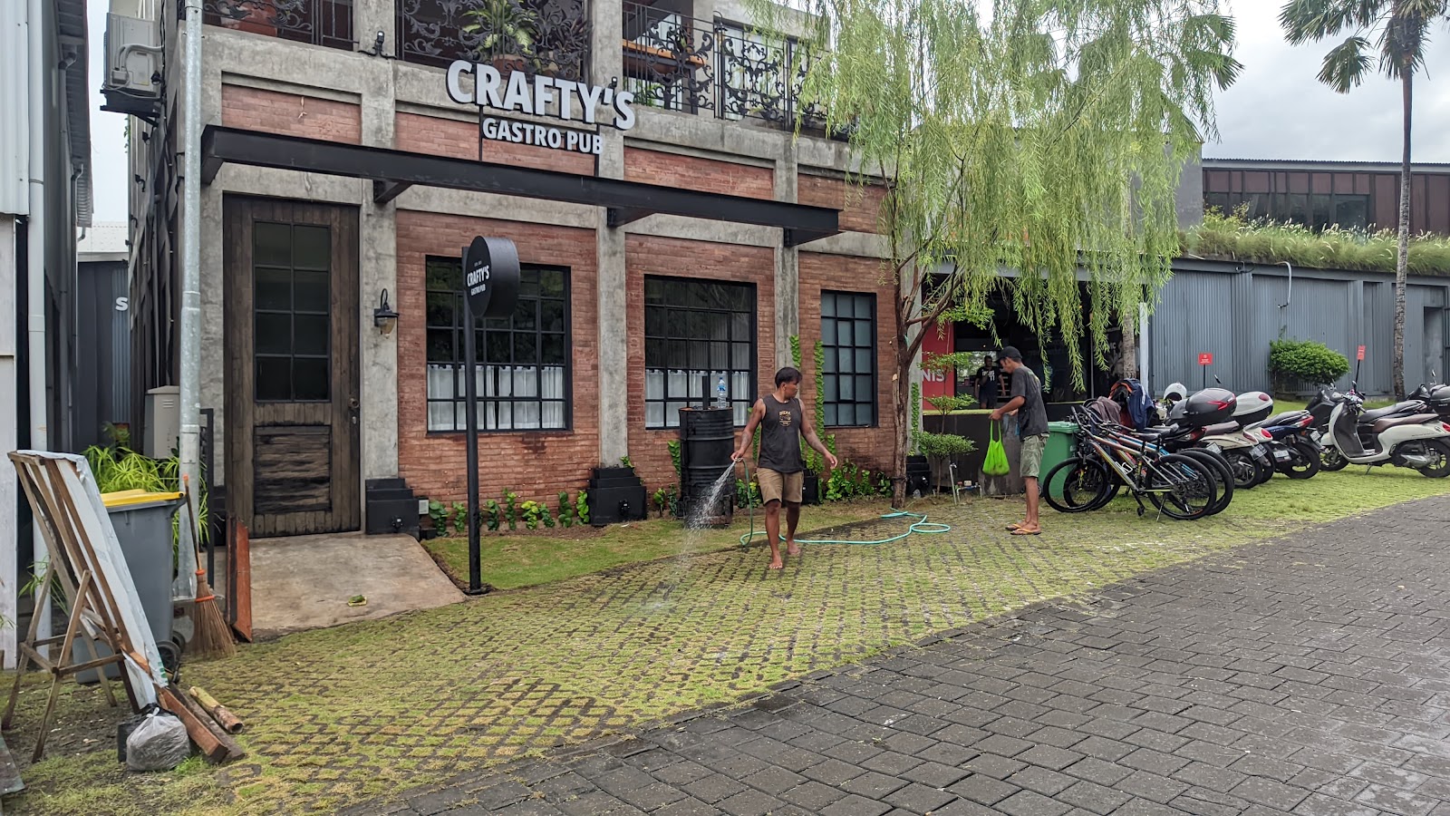 Crafty's Gastro Pub Bali - Craft beer, happy hour, gourmet pub food, live sports, trivia nights.