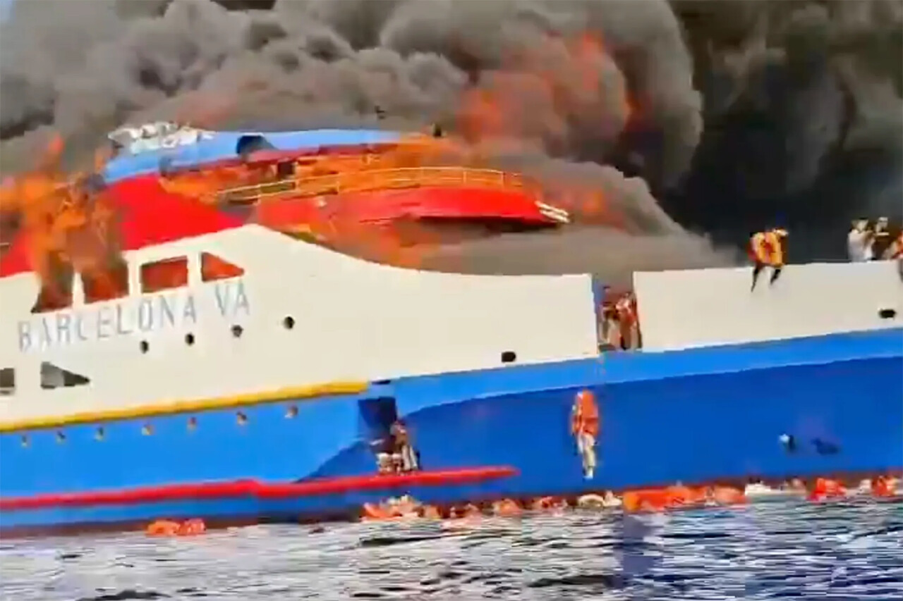 Паром загорелся по пути в Манадо: пассажиры прыгали в воду