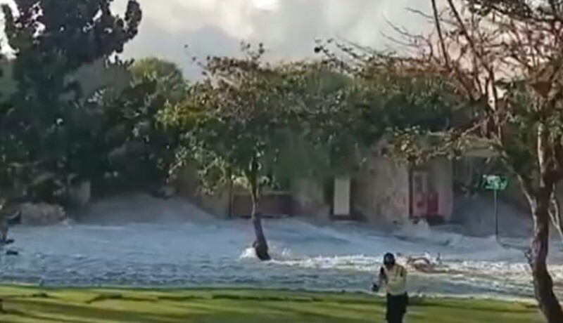Сильный прибой повредил достопримечательность Waterblow в Нуса-Дуа