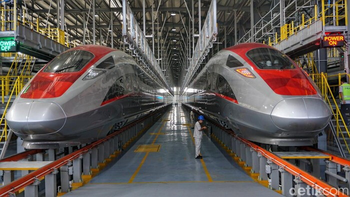Из Джакарты в Сурабаю за три часа: скоростной поезд Whoosh продлят через всю Яву