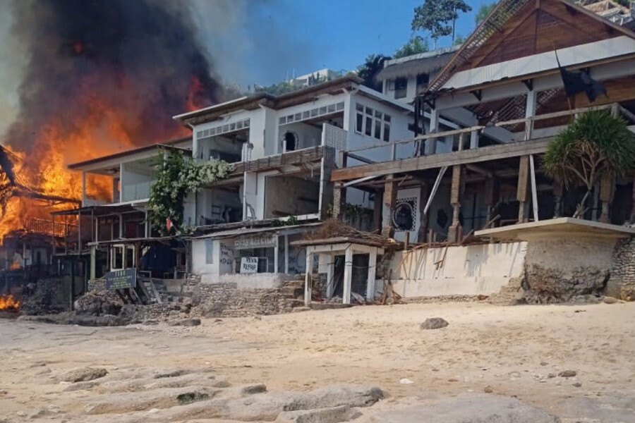 Пожар на Бингине: незаконные виллы и рестораны сгорели во время сноса