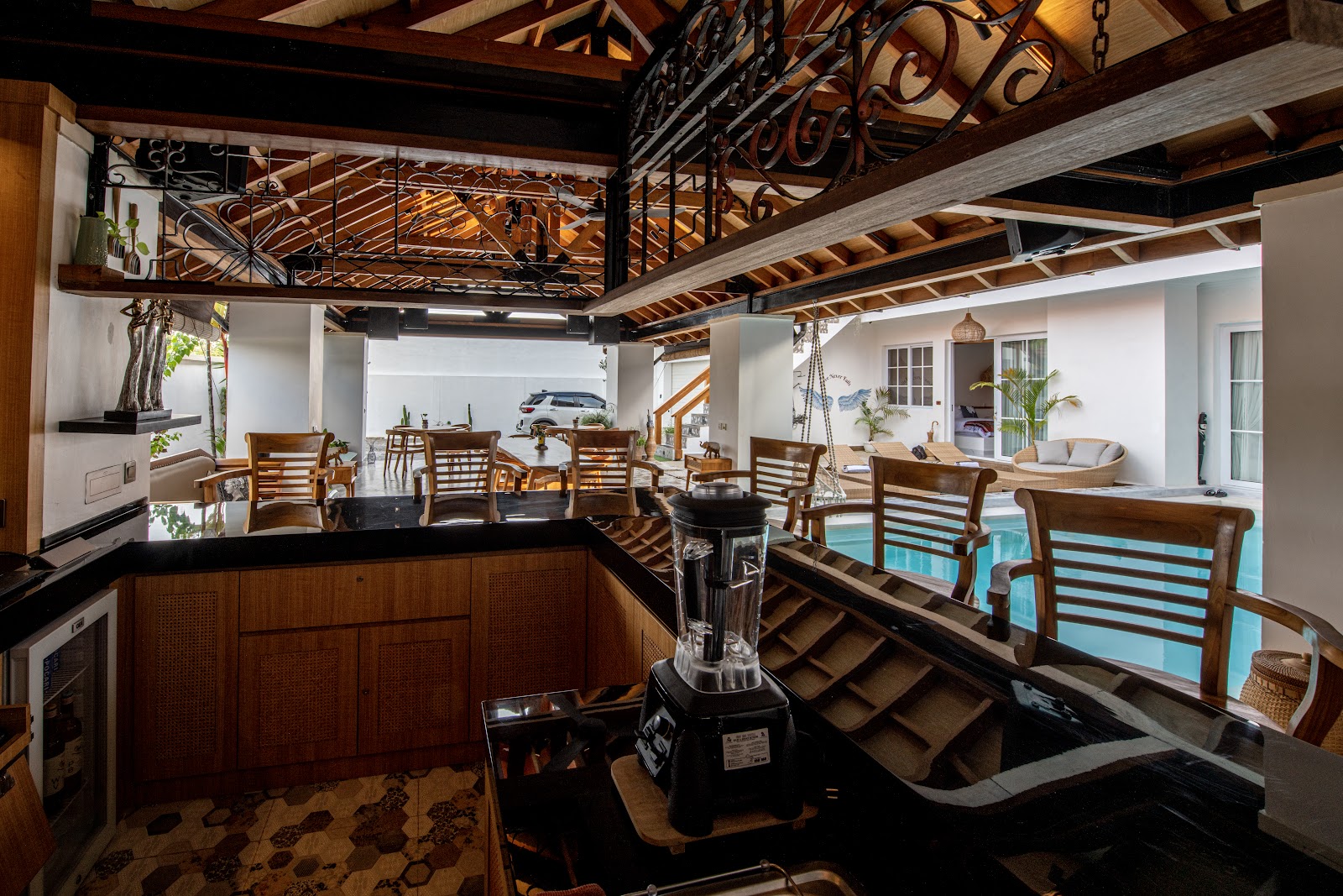 The Shining Jewel Restaurant & Bar