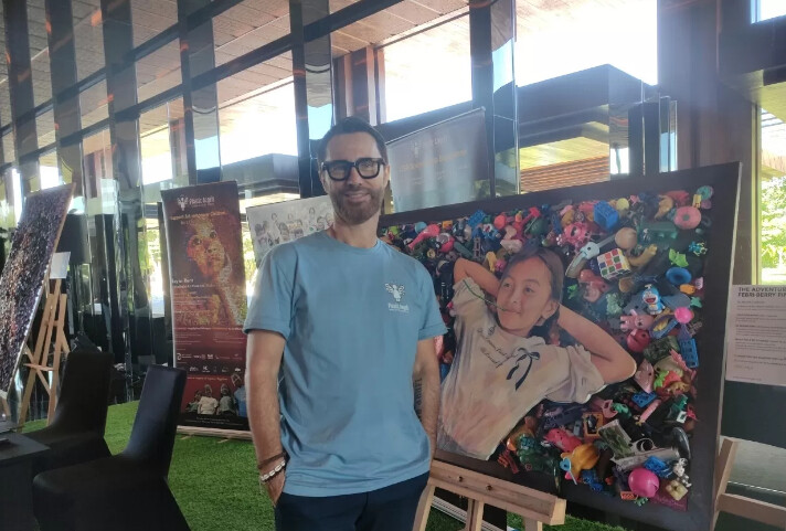 Алхимия надежды: художник превращает мусор с пляжей Бали в детские портреты