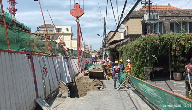 На улице Poppies I в Куте обрушилась дорога: один из рабочих провалился в яму