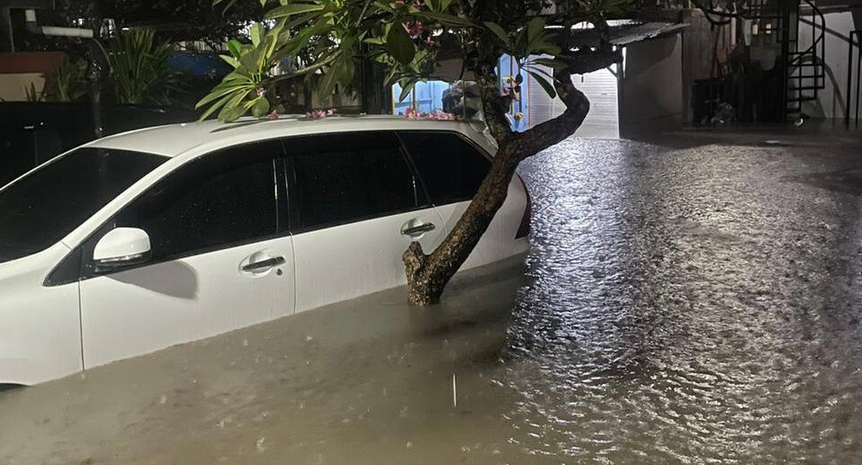 Наводнение в Денпасаре: дожди затопили дома и дороги