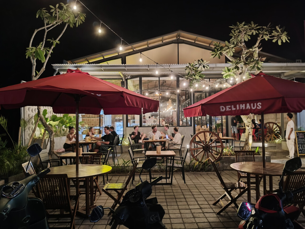 Delihaus Resto, Bakery, Cafe
