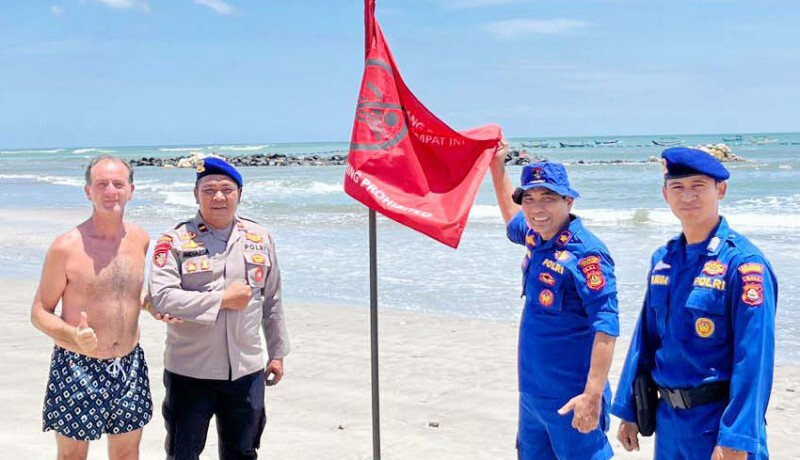 Туристам на Бали напомнили о значении предупреждающих флагов