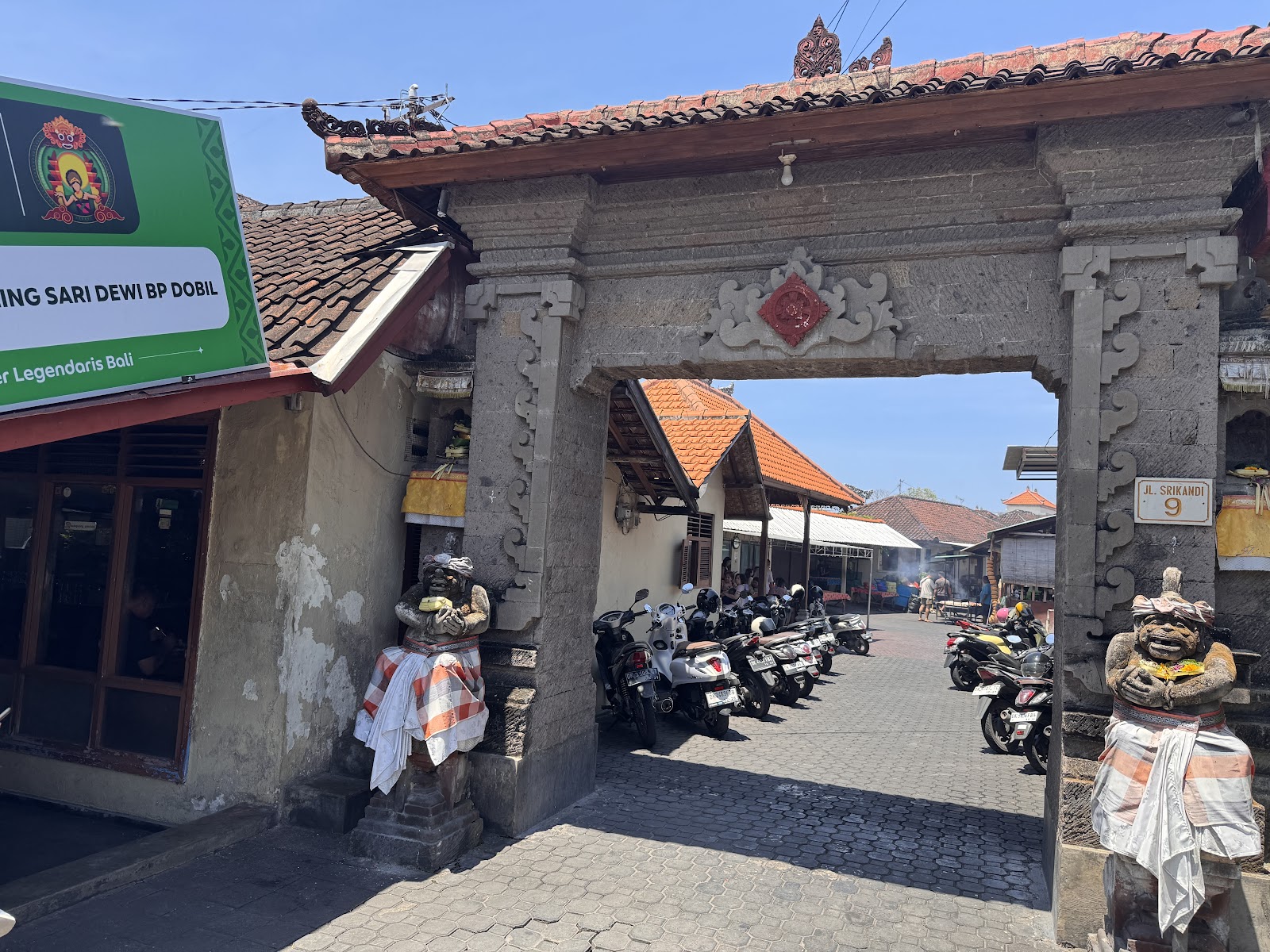 Warung Babi Guling Sari Dewi Bp. Dobil