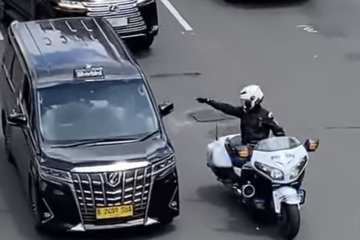 Власти Индонезии запретили мигалки и «крякалки» на дорогах