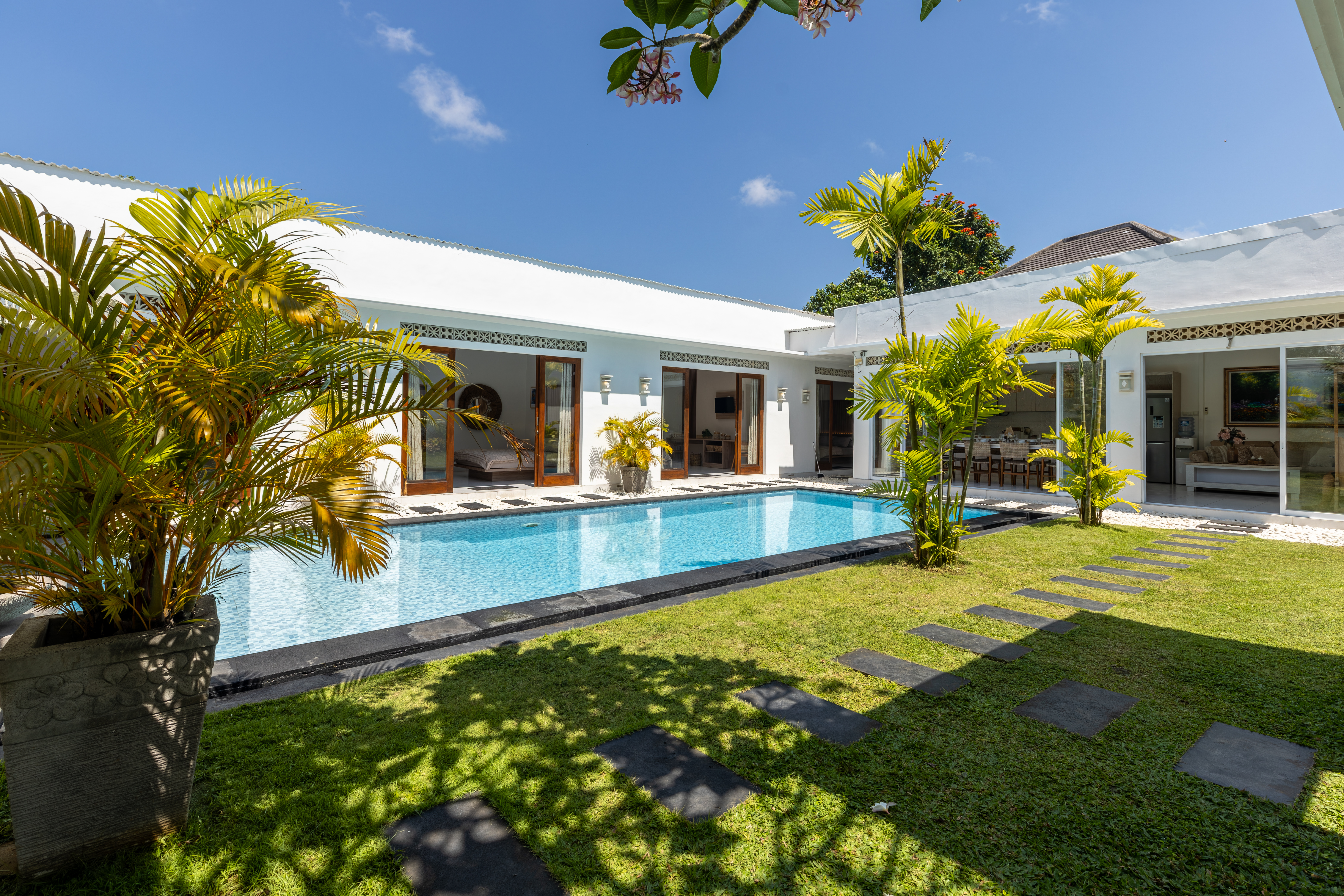 Вилла : люкс с частным бассейном Джимбаран 300м² 4 и более спален