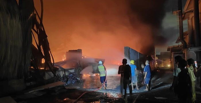 Сильный пожар произошел на заводе в Табанане