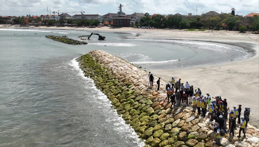 Битва за берег Бали: волноломы должны остановить эрозию в Куте
