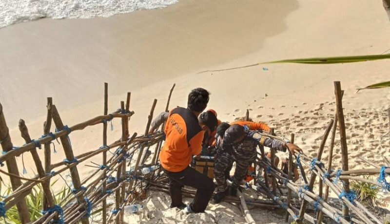 Иностранка погибла в волнах на пляже Нуса-Пениды