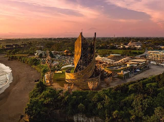 В Нуану пришли с внезапной проверкой: световая башня и бассейн нарушают правила