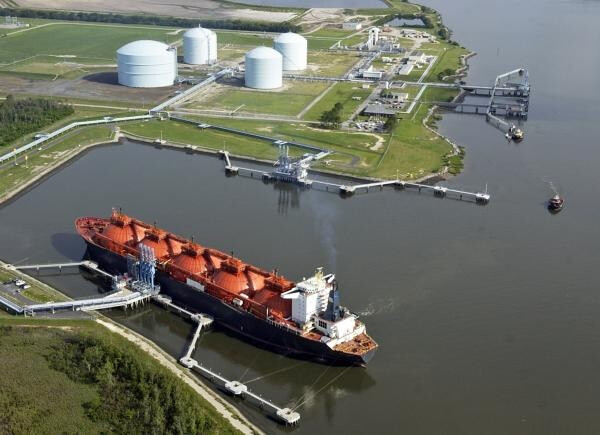 Жители Санура выступили против газового терминала у побережья