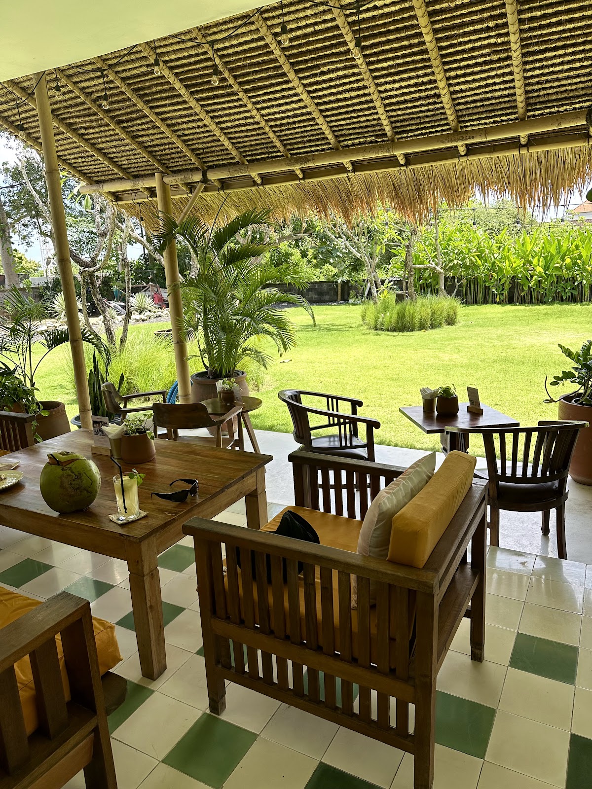 Mamada's Cafe & Bakery