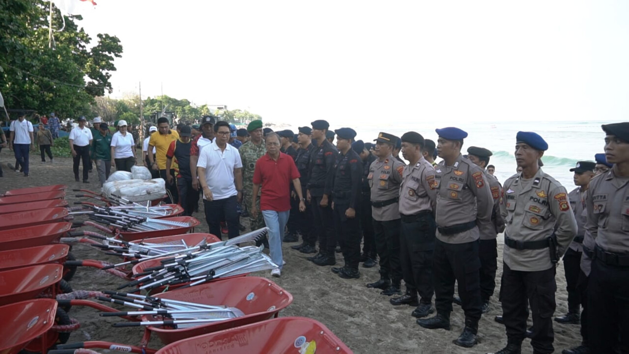 Костер: основной мусор на пляжи Бали приносит с Явы