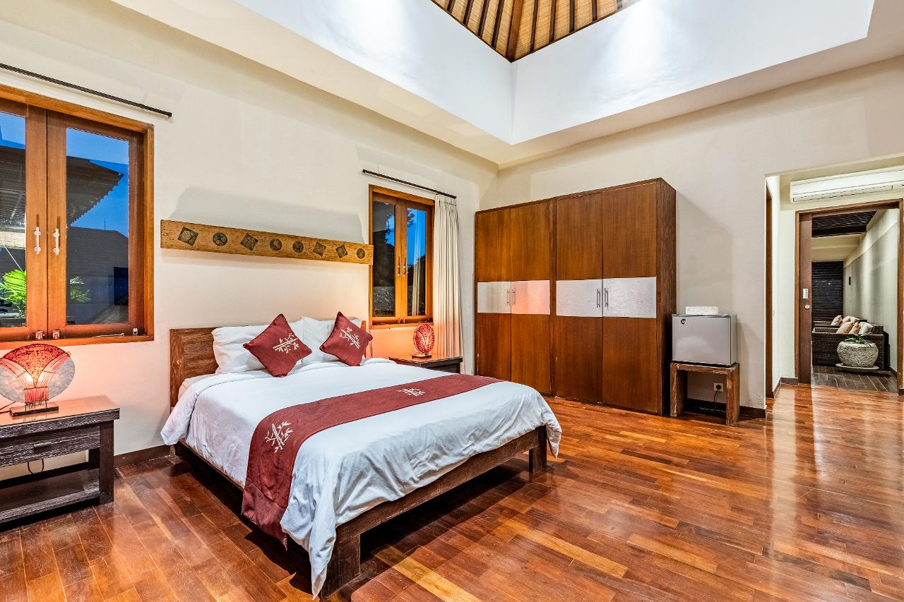 Вилла в нескольких минутах от пляжа Санур 400м² 4 и более спален