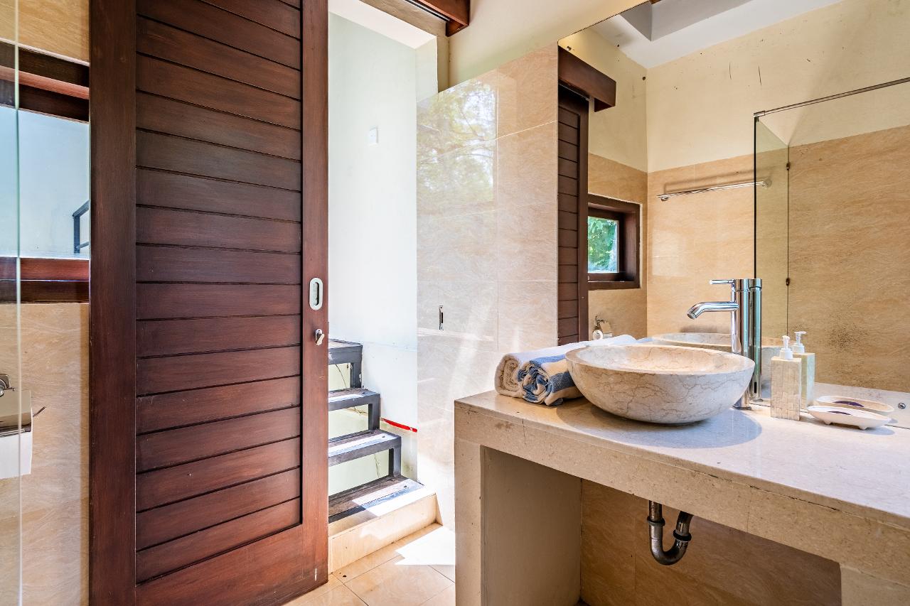 Вилла в нескольких минутах от пляжа Санур 400м² 4 и более спален